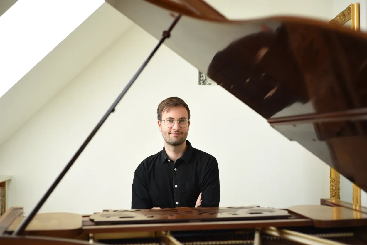 Det nye, lyse undervisningslokale i Brønshøj med flygel og god rumklang.