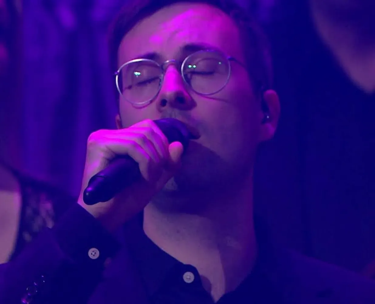 Nærbillede af Emil Kampp, der synger med lukkede øjne i DR's Store Juleshow