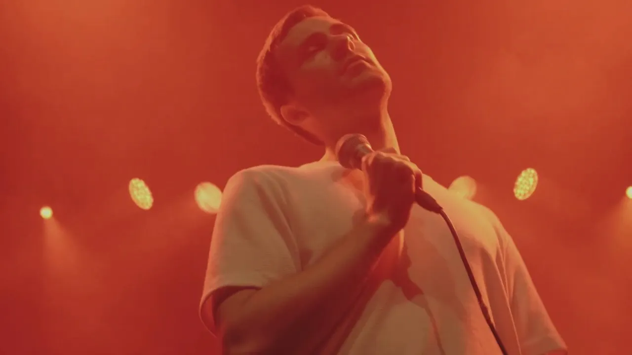 Emil Kampp synger under røde scenelys til Jeff Buckley hyldestkoncerten