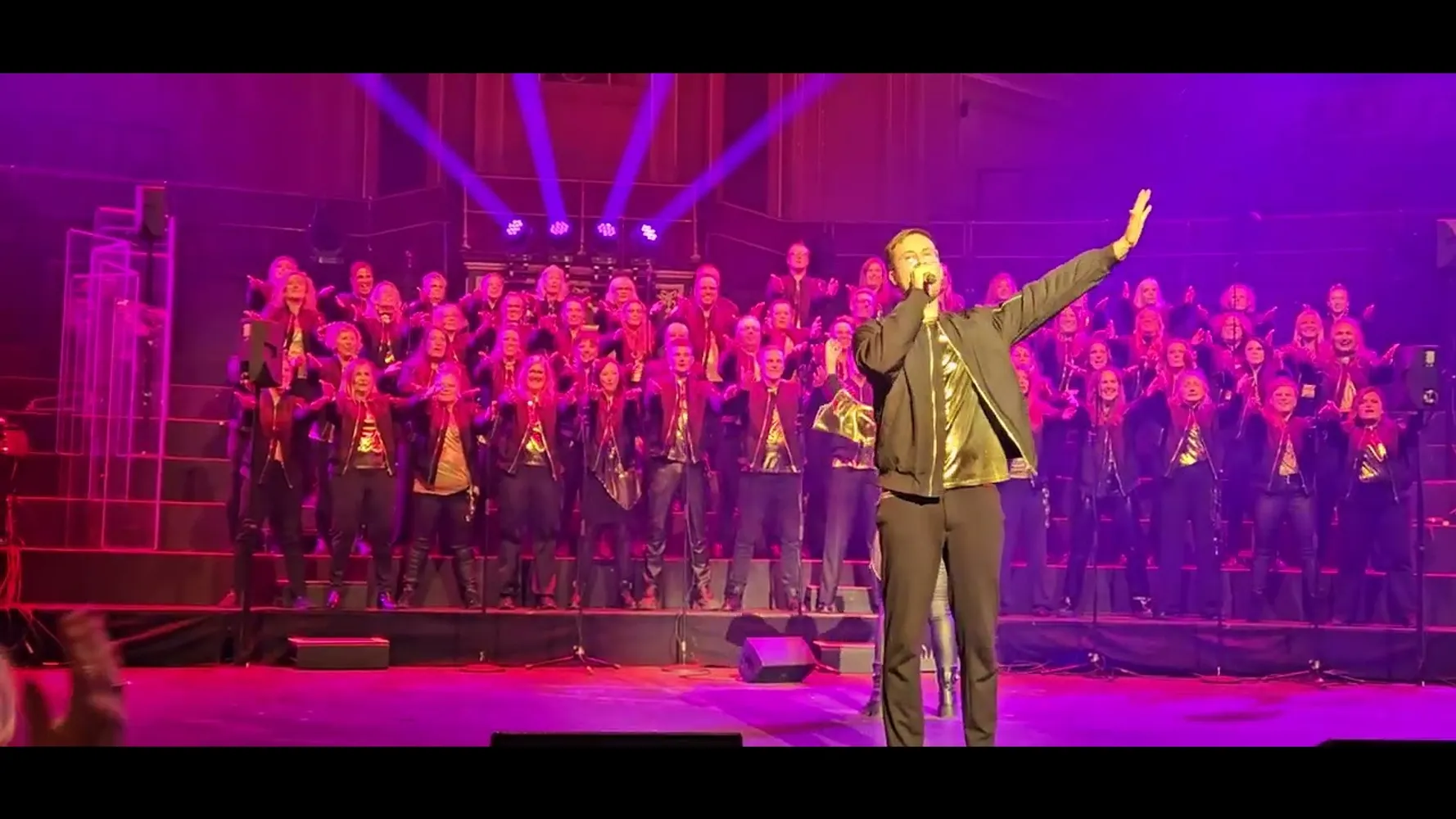 Emil Kampp leder Love Revolution Gospel Choir på scenen i Royal Albert Hall