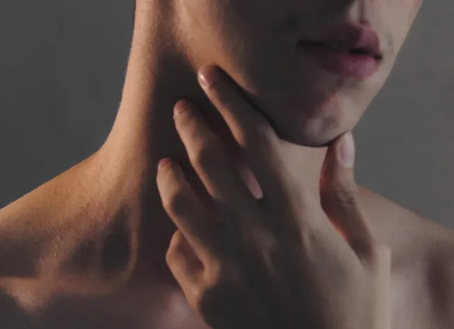 Nærbillede af en strube, der illustrerer fysisk stemmetræning og opbygning af sangerkroppen